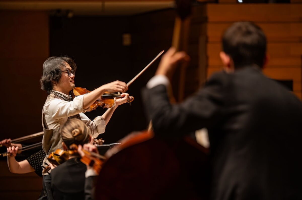 Conductor & Violinist Shunske Sato with Tafelmusik Baroque Orchestra at Koerner Hall (Photo: Dahlia Katz)